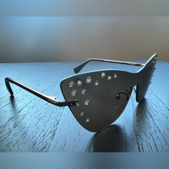 NWT LELE SADOUGHI Downtown Disco Metal Cat Eye Sunglasses -Faux Pearls- Crystals - Picture 1 of 5